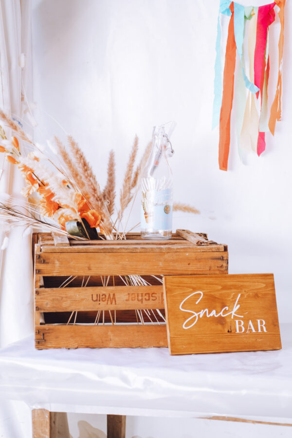 Ein Schild Snack Bar zum dekorieren für deine Hochzeit.