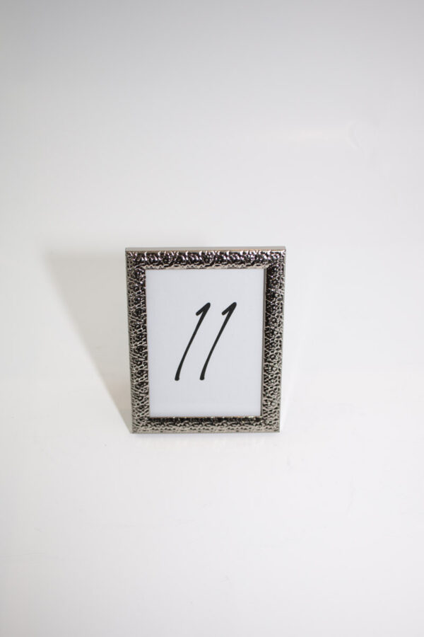 Eine Tischnummer mit einem Bilderrahmen zum dekorieren.