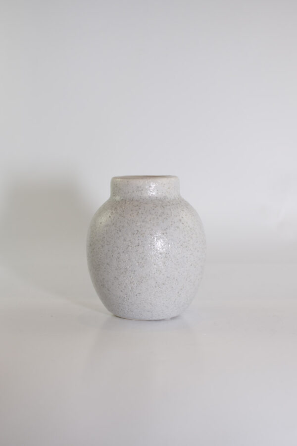 Eine graue Vase zum dekorieren.