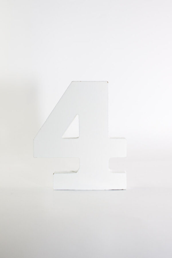 Eine Tischnummer Zahl in Weiß zum dekorieren.
