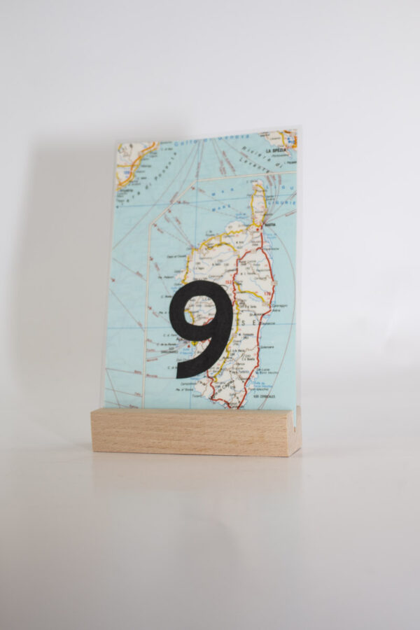 Eine Tischnummer mit einer Landkarte zum dekorieren.