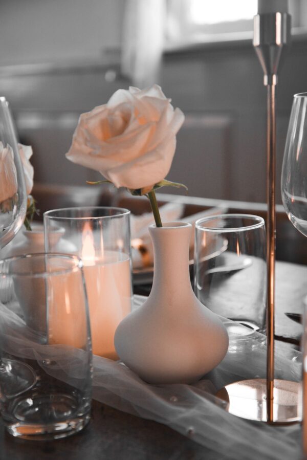 Eine weiße Rose als Dekoration.