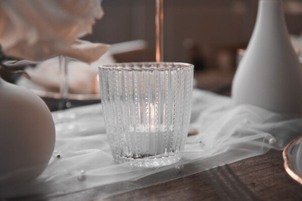 Ein Teelichtglas einer Micro Wedding.