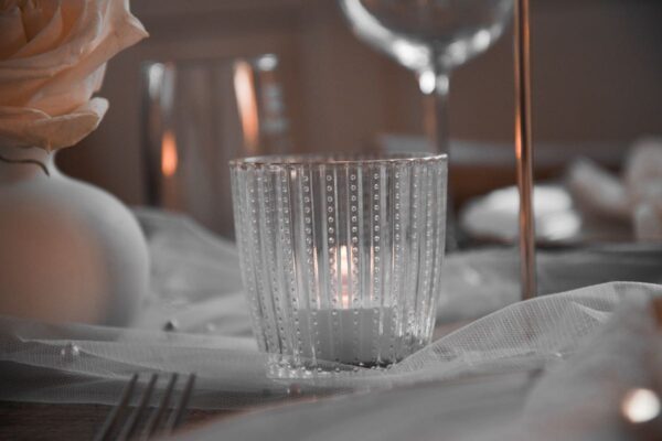 Ein Teelichtglas einer Micro Wedding.