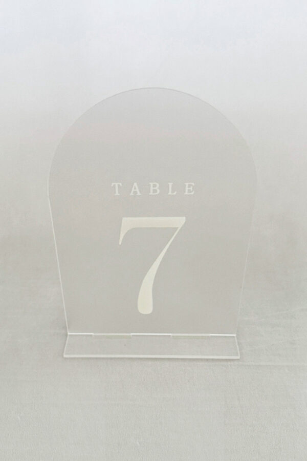 Eine Tischnummer zum dekorieren.